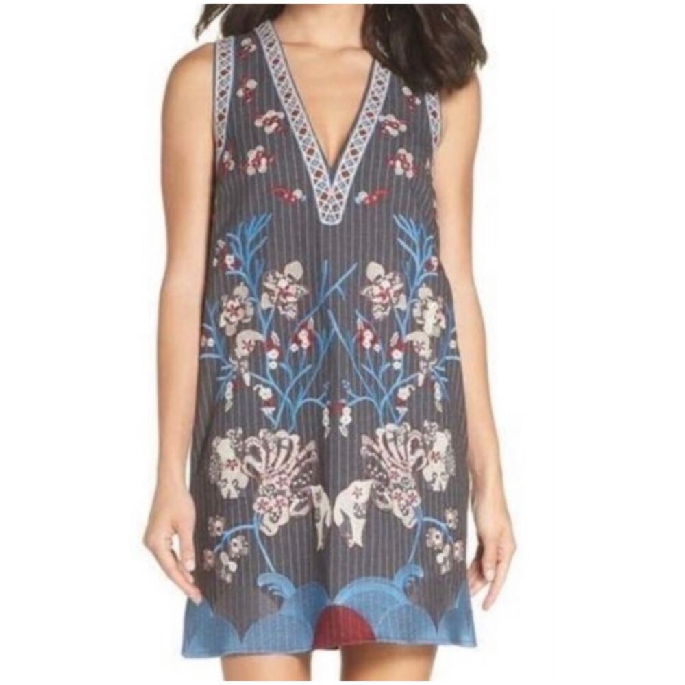 Foxiedox Yumiko embry embroidered gray shift dress casual mini v-neck size 4